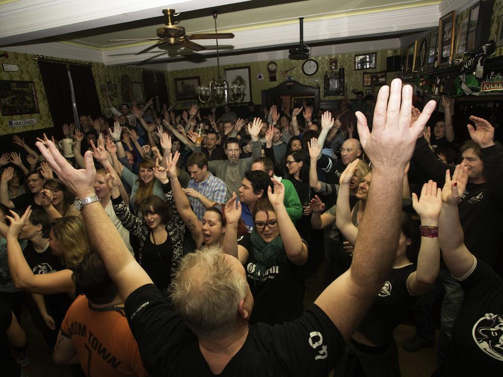 Hajo'S Germania Lodge & Irish Pub Rüdesheim am Rhein Dış mekan fotoğraf