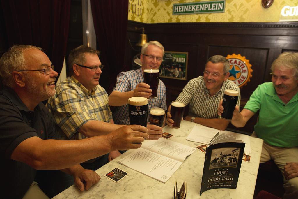 Hajo'S Germania Lodge & Irish Pub Rüdesheim am Rhein Dış mekan fotoğraf